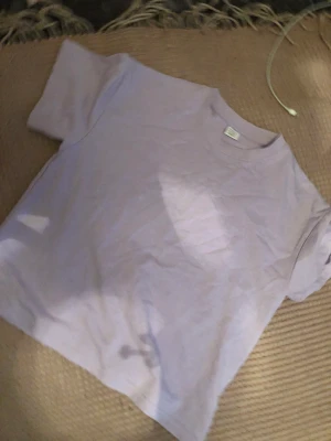 Lila T-shirt - Lila topp från Lindex! Har en i beige & vit uppe på min profil också! Frakt tillkommer på 40kr 💘🎅🏻