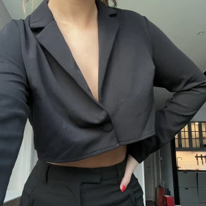 Kort blazer - Croppad blazer med stänge i form av en knapp nedtill. Använd fåtal gånger. 