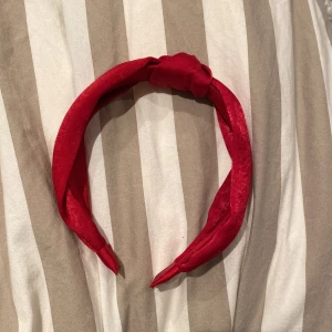 Diadem - Jätte fint rött diadem som är perfekt till julen!❤️❤️❤️