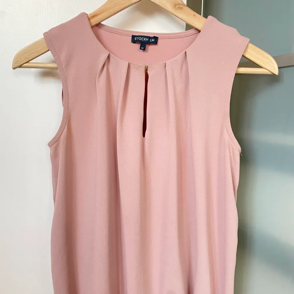 Fin rosa blus köpt på MQ, aldrig använd endast legat i garderoben . Blusar.