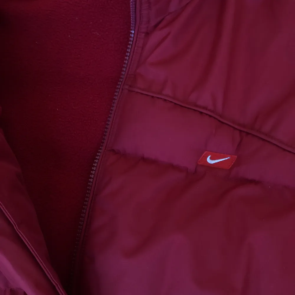 Skitsnygg röd vintage Nike puffer jacka perfekt nu till vintern. Köpt på Grailed för $250. Jackor.