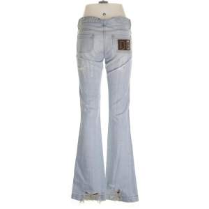 !FRAKT INGÅR! Vintage Lågmidjade dolce & gabbana jeans i bootcut modell. Står storlek 40 men jag som är strl 38 får knappt på mig de. Så skulle säga att de är strl 34/36! Midjemått 78cm :)