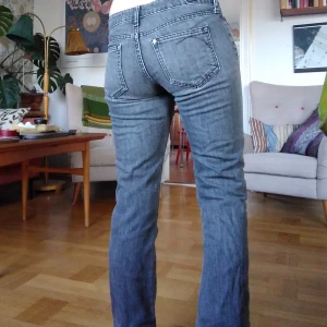 Lågmidjade grå vintage jeans strl Eur 29 - Pris kan diskuteras!   Snygga iprincip oanvända lågmidjade jeans. Långa men lätta att sy upp/ vika in om man inte vill ha de ner över fötterna.Säljer så jag inte gillar lågmidjat. Vintage men i mycket bra skick. Inga defekter.