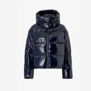 Tommy hilfiger glossy puffer jacket❤️❤️ - Jätte fin jacka men inte riktigt min stil då jackan har en guldig dragkedja när jag är en silver tjej!❤️Den är i storlek L men sitter som en S. Den är använd en gång då jag provade den och alla lappar är kvar!❤️Ny pris 3499❤️skriv privat för fler bilder!!❤️❤️ 