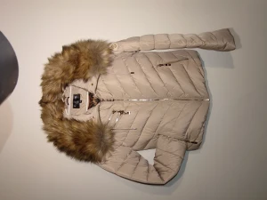 Hollies dunjacka stl M! - Så snyggy Hollies STOCKHOLM dunjacka i nyskick. Aldrig använd, i stl 40.  Mått   Över byst ca 51 cm  Nacke ner ca 56 cm