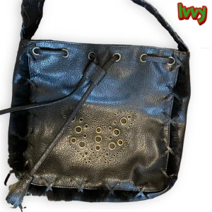 Svart väska med fina detaljer 🐈‍⬛🖤 - Svart väska med fina guldiga detaljer 🐈‍⬛🖤