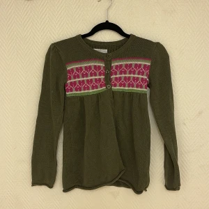 Kofta - Fin kofta med söta detaljer av rosa hjärtan.  Köparen står för frakten. Jag ansvarar inte för postens hantering. Jag visar bild på när jag skickar paketet. Vid fler intressen av objekt kan bud över begärt ingångspris läggas.