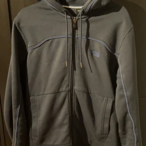 Hugo boss kofta  - Säljer denna Hugo boss kofta då den är för liten för mig, köpte tröjan denna höst och tröjan är i perfekt skick.