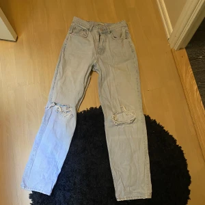 Jeans - Säljer mina superfina jeans från gina tricot💕i nyskick, då jag använd dem fåtal gånger💕  Skriv för fler bilder💕🤩