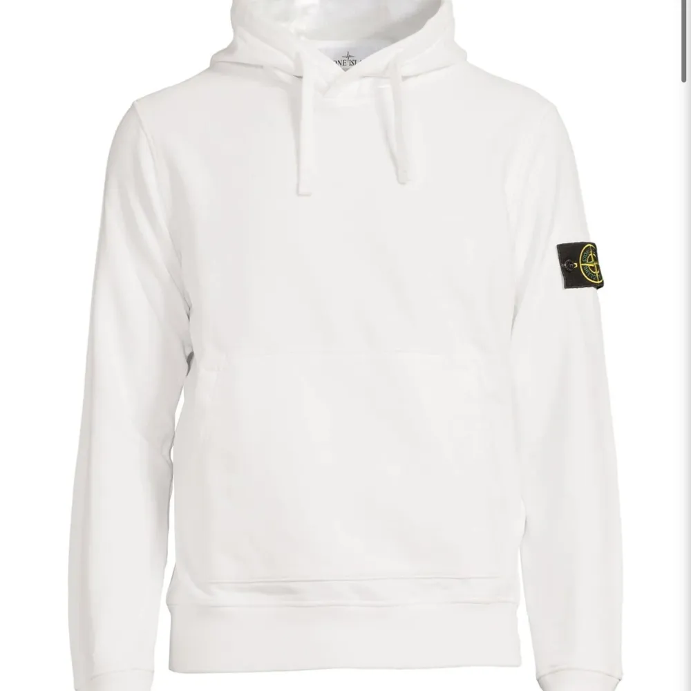 Säljer min Stone island, den har ett litet hål vid barmen längst ner som inte syns så värst därav priset. Nypris 3000kr  Mitt pris 2000kr kan gå ner lite vid snabbaffär. Hoodies.