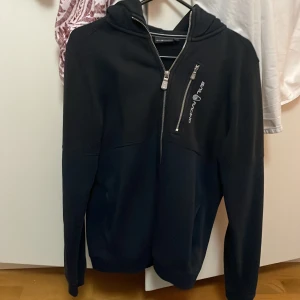 Sail racing hoodie  - Jag säljer min fina sail racing hoodie. Den är blå och svart. Skick 8/10 