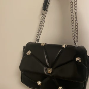 Väska - Säljer denna snygga väskan med nitar på! Använd ett fåtal gånger men i väldigt fint skick🌟säljer då jag har andra väskor jag gillar mer.