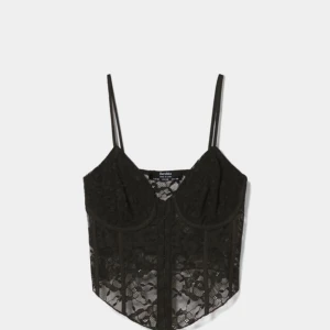 Spetstopp - Helt ny topp aldirg använt då jag köpte två i olika storlekar. Jättefin på, om du vill ha bilder på kan jag skicka dom om du frågar. Du står för frakten 