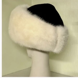 Päls ”fake” mössa  - Fake Päls mössa köpt på NK Nordlings Mode. Super bra skick knappt använd. Omkrets ca 55 cm. Bandet är ca 9-12 cm brett