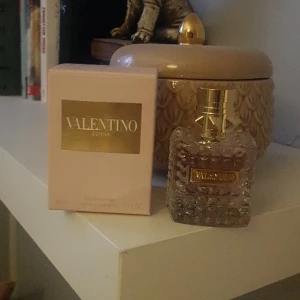 Valentino Donna 30 ml. Underbar doft. - Fick i present, men passade inte mig. 30 ml. Ett sprut taget. Perfekt julklapp. Självklart äkta. 