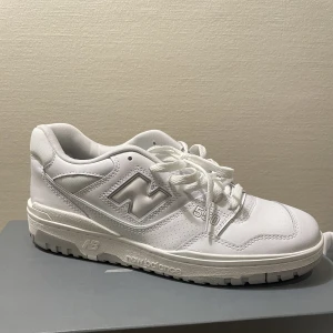 New balance 550 white  - New balance 550 white i storlek 44, helt nya, lapp sitter fortfarande kvar på sidan av ena skon. Köpta från Zalando Pris kan diskuteras