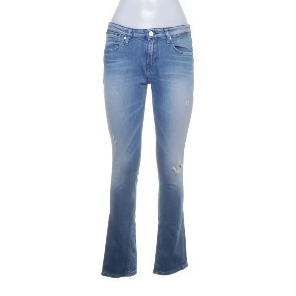 Säljer minna Calvin Klein jeans då dom inte passar! Dom är som nya skulle jag säga. Skriv för fler bilder eller så💕. Jeans & Byxor.