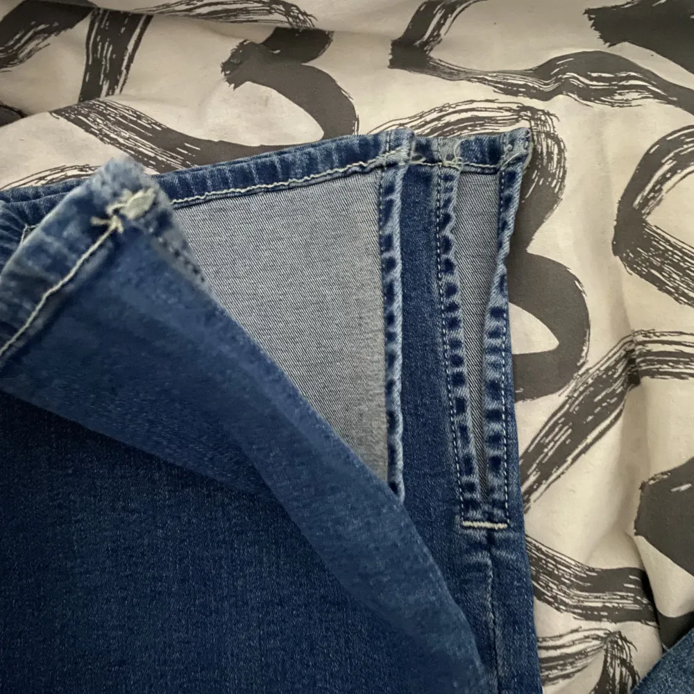 Wendy Side Slit Jeans Medium Denim från Bubbleroom. Byxorna är för stora. Etiketter är kvar. Nypris 549kr. Jeans & Byxor.