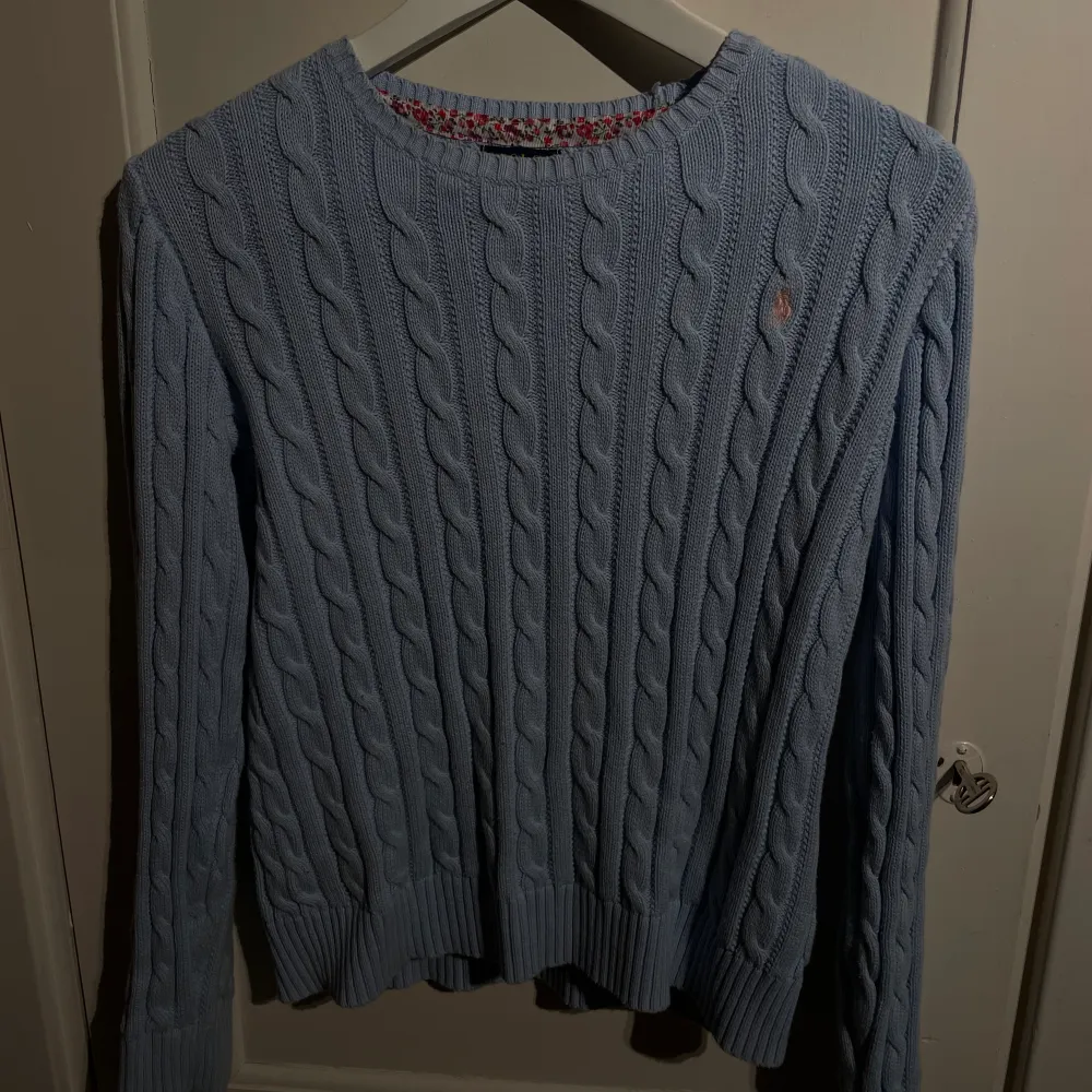 Jättefin ljusblå ralph lauren tröja! Har använt ett fåtal gånger och ser helt ny ut! Nypris är 1600kr. Priset kan möjligen prutas.. Stickat.