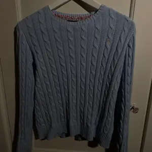 Jättefin ljusblå ralph lauren tröja! Har använt ett fåtal gånger och ser helt ny ut! Nypris är 1600kr. Priset kan möjligen prutas.