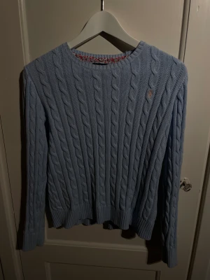 Polo Ralph lauren - Jättefin ljusblå ralph lauren tröja! Har använt ett fåtal gånger och ser helt ny ut! Nypris är 1600kr. Priset kan möjligen prutas.