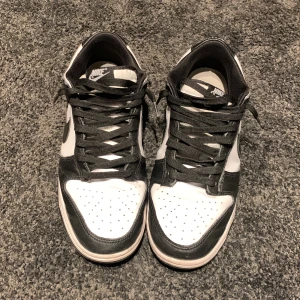 Nike Dunks Panda - Jag säljer ett par Nike Dunnks, storleken är 44. Jag har anvönt skorna i någon månad och skorna har hållit sig i ett bra skick. 