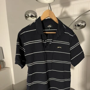 Slazenger1881 Piké strl L - Säljer en piké från Slazenger1881.  Skick 7/10  Fin i kvaliten. Ganska använd. Skön bomull   Nypris 799  Finns i näsbypark   Hälsningar, Calle:)