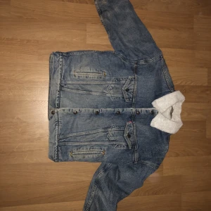 Jeansjacka från Levis  - En oanvänd jacka som passar till allt