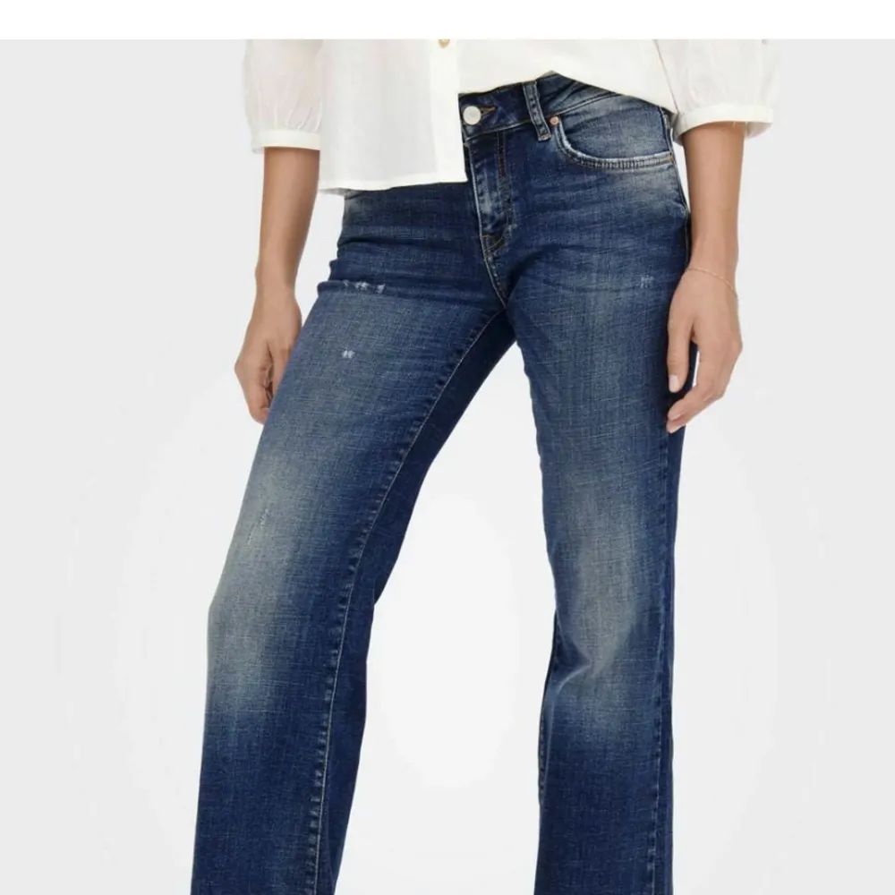 Säljer dessa knappt använda jeans som är low rise och bootcut ( pris kan diskuteras) Nypris 549kr. Jeans & Byxor.