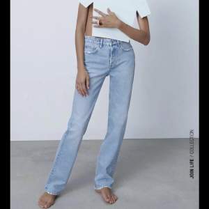 Säljer dessa jeans från zara. Jeansen är mid Rise och sitter väldigt fint💕Jeansen är sparsamt använda! 💕 pris kan diskuteras!! Köparen står för frakt 