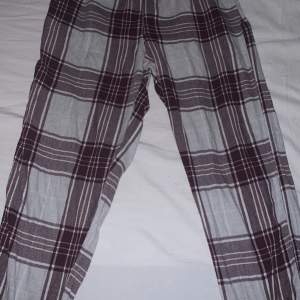 Säljer dessa pyjamas byxor i storlek XS men funkar som xxs också, säljer pågrund utav att de har blivit försmå för mig ☹️ Köpta för 369kr ifrån cubus