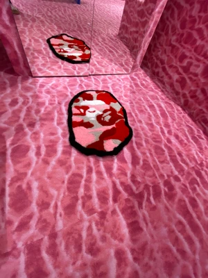 Babe camo egen gjord matta - Egen gjord babe camo mattta  Storlek 54x40 cm  Den är gjord med en tufting pistol som skjuter garn in i ett tyg. Den är gjord med 100% akryl garn. Den är kön att gå på men är väldigt snygg som prydnad också. Du kan ha den på väggen också. 