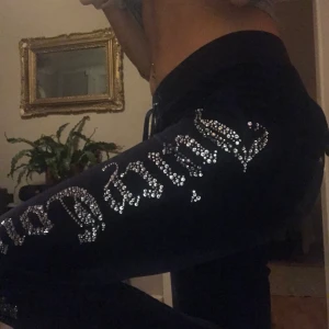 Juicy couture  - En knapp har åkt av bak inget som märks  Sen vid ena snöret är de lite sönder men inget man tänker på. 