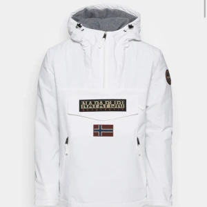 Napapirji jacka  - Säljer en vit napapirji jacka i dam storlek S. Jättefint skick och använd fåtal gånger då den inte kommit till användning!☺️
