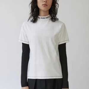 Acne Studios T-shirt Meike AW17 - Säljer nu en Acne Studios T-shirt Meike AW17 i toppskick. (första bilden är lånad) Den är i strl S och har fin passform. Skriv vid intresse!!