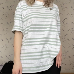 Oversized Levi’s T-shirt - Superskön stor tröja med söt blomdetalj från Levis, i gott skick. Passar mig som S, lär funka även för XS och M. Kan även fraktas, köparen står för frakt💕