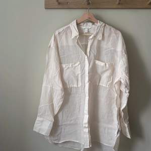 Krämvit skjorta från H&M. 75% Lyocell 25% polyamide. I princip oanvänd. Inte struken på bild, ber om ursäkt för detta😇