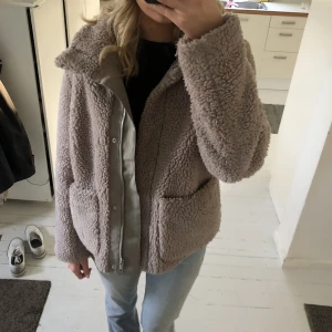 Teddyjacka - En trendig beige jacka i jättebra skick!
