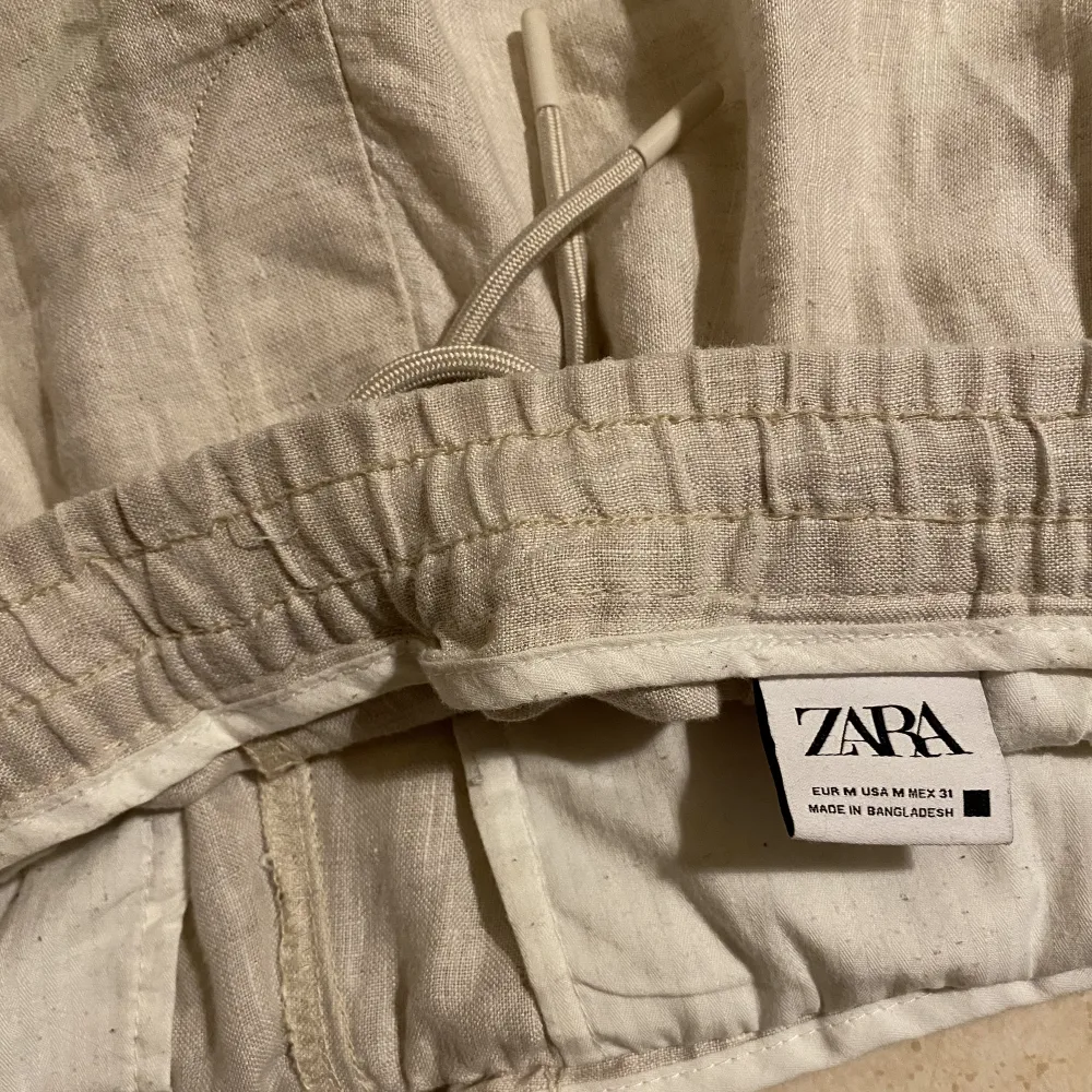 Säljer dessa Linnebyxor då dem blivit för små Beställdes från Zara för halv år sedan Lagom vida och luftiga linnebyxor  Storlek M  Dock korta i längden Byxorna är i ett bra skick. Jeans & Byxor.
