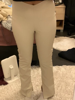 Läderbyxor  - Ett par beiga läderbyxor med slits där nere och en v-ringad midja. De är köpta i H&M och är använda en gång. Storlek 38. Priset kan diskuteras. Köparen står för frakten💕