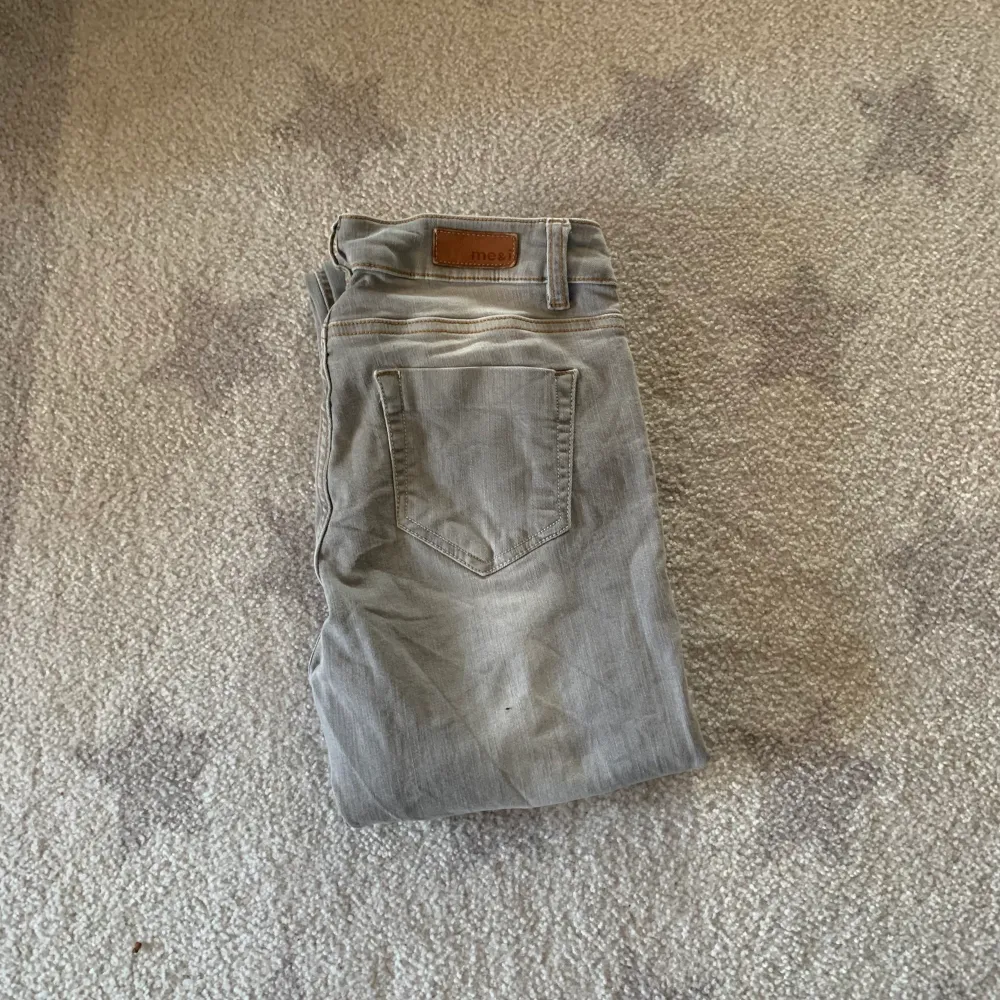 Ljusgrå jeans från me&i i storlek 29. De är low Waist och lite stretchiga. Köparen står för frakt . Jeans & Byxor.