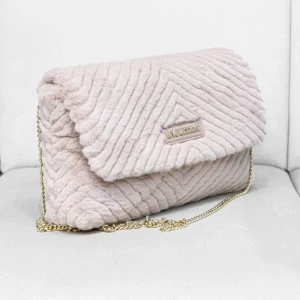 Ny Love Moschino väska - Säljer min lyxiga oanvända väska från Love Moschino som tyvärr inte kommit till användning. Prislapp sitter kvar, fortfarande fylld med papper. Skickas i sin dustbag, alltså kan man säga att den är splitterny. Fluffigt tyg! Nypris ligger på ca 1500kr