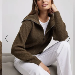 Stickad kofta med dragkedja// oanvänd  - Storlek S Nakd Köpt för 599 kr för en månad sedan 🌸