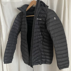 Peak Performance FROST Down Hood Jacket - Säljer min jacka som jag har använt en vinter, väldigt sparsamt använd. Den är i storlek 160 vilket är ungefär som XS.   Först till kvarn, 800 kr+frakt.