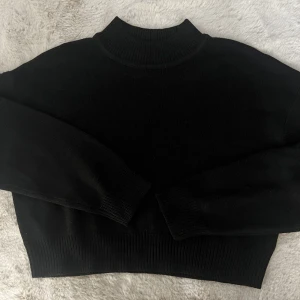 Svart stickad tröja  - Använd fåtal gånger 