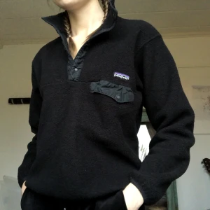 Patagonia tröja - Svart Patagonia fleece synch snap. I storlek small (passar mig som vanligtvis har xs). Inga defekter eller så🥰🙏🏼