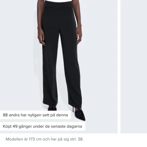 Kostymbyxor  - Ett par kostymbyxor från bikbok i storlek 38, vilket motsvarar M. Men som är små i storleken och sitter perfekt på mig som har storlek S i kläder 💗 köpta för 299, säljer för 100kr+frakt ❤️