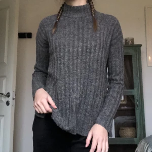 Grå stickad tröja - Grå stickad tröja med slits från pieces i storlek xs! Pyttelite stickig - dock inget problem om man har en topp under. Jag har aldrig använt den, så den är som ny🥰