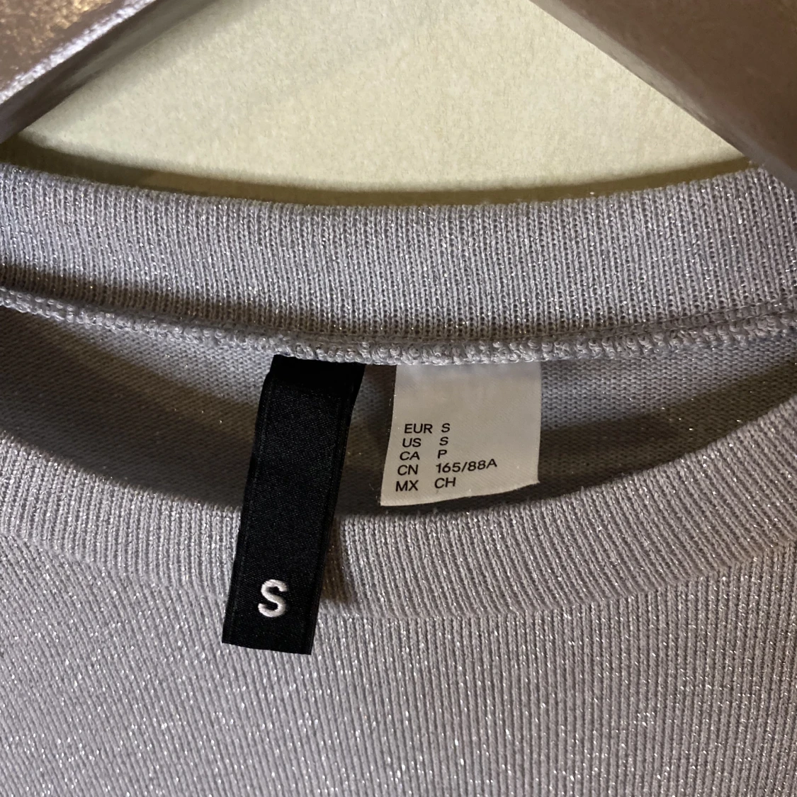 Glittrig topp, grå tröja från H&M Strl. S - 91