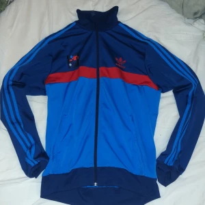 Adidas tracktop  - En nästan helt oanvänd blåröd adidas jacka i storlek L. Den passar även storlek M men sitter lite större då. 